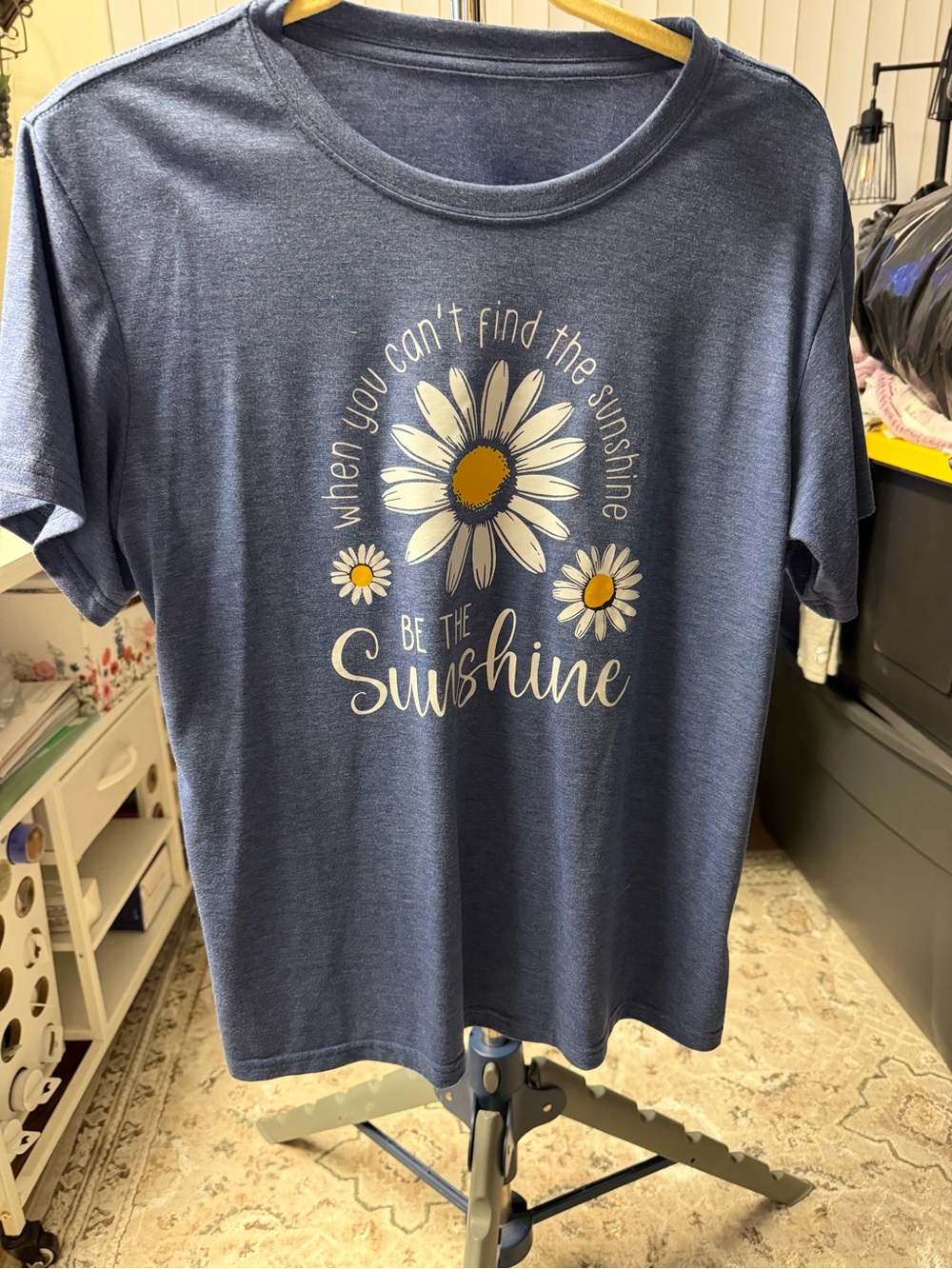 New Large Be The Sunshine Daisy Graphic Tee - Blue